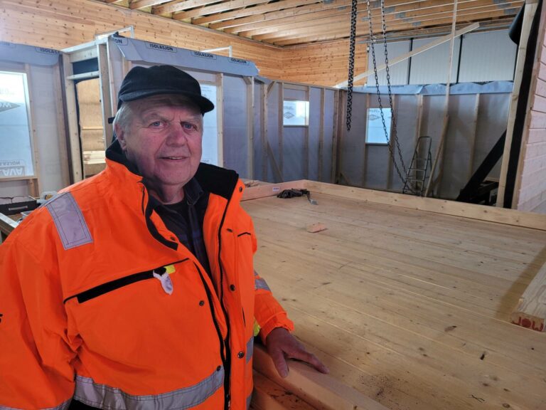 EGET FIRMA: Aage Skogsrud (76) har startet eget firma med byggelementer, etter at han pensjonerte seg fra transport- og anleggsbransjen. Byggelementene monteres enkelt sammen på de ulike byggeplassene.