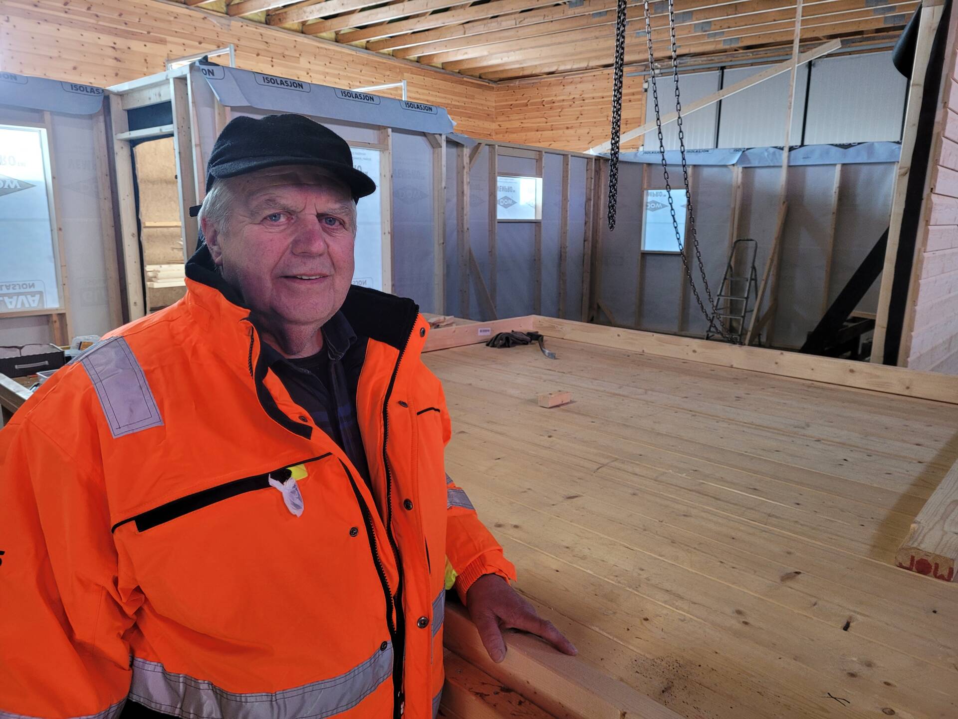 EGET FIRMA: Aage Skogsrud (76) har startet eget firma med byggelementer, etter at han pensjonerte seg fra transport- og anleggsbransjen. Byggelementene monteres enkelt sammen på de ulike byggeplassene.