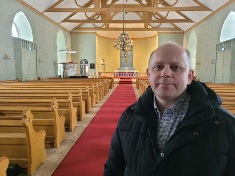 SPARER PÅ STRØMMEN: Det er mørkt i hovedkirka på Kirkenær. Kirkeverge Tore Ellefsen sparer på strømmen, og det må han trolig fortsette med i tiden som kommer også.