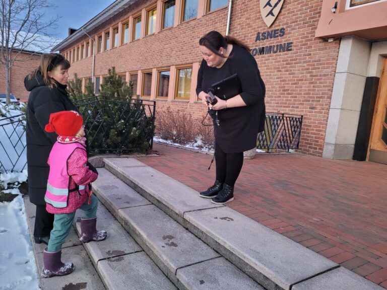STOPPET ORDFØREREN: Mina Marie Græsmo Skymoen (6) stoppet ordfører Kari Heggelund da hun skulle gå inn i rådhuset igjen. Hun ville nemlig snakke med henne om Sønsterud skole. Her trygt hjulpet opp på trappa av Ida Marie Bredvold (FrP).