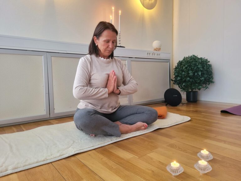 VIL LÆRE BORT: Karin Johnsen starter med kurs i MediYoga i andre etasje i Centrum Tekstil-bygget på Flisa. Hun har drevet med Yoga siden 2009, og vil gjerne introdusere MediYoga for flere.