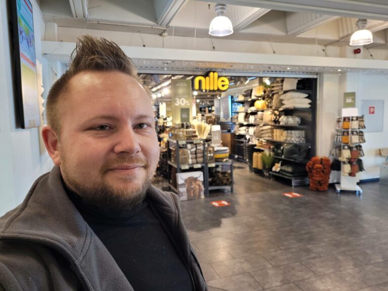 FLYTTER SNART: Nille flytter snart inn i nye og vesentlig større lokaler i Flisa Stormarked. André Ousz Holm ser frem til at både kunder og ansatte får bedre plass.