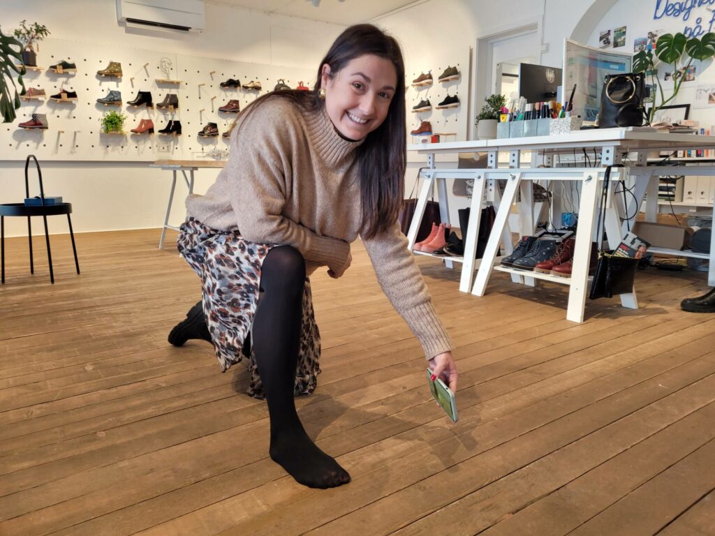 NYE MULIGHETER: Takket være fotscanneren fra spotsize trenger kunder aldri mer å bomme på skostørrelsen. Luisa Arango i Tagyourshoes er først i Norden til å ta i bruk løsningen.