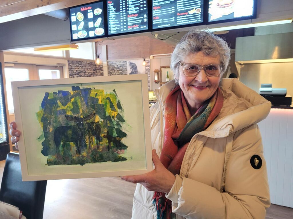 STILLER UT: Nå i mars er det Anne Koht Walmsnæss som stiller ut abstrakte bilder hos Don Vito på Kjellmyra. Her viser hun et bilde hvor det er mulig å se litt motiver også.