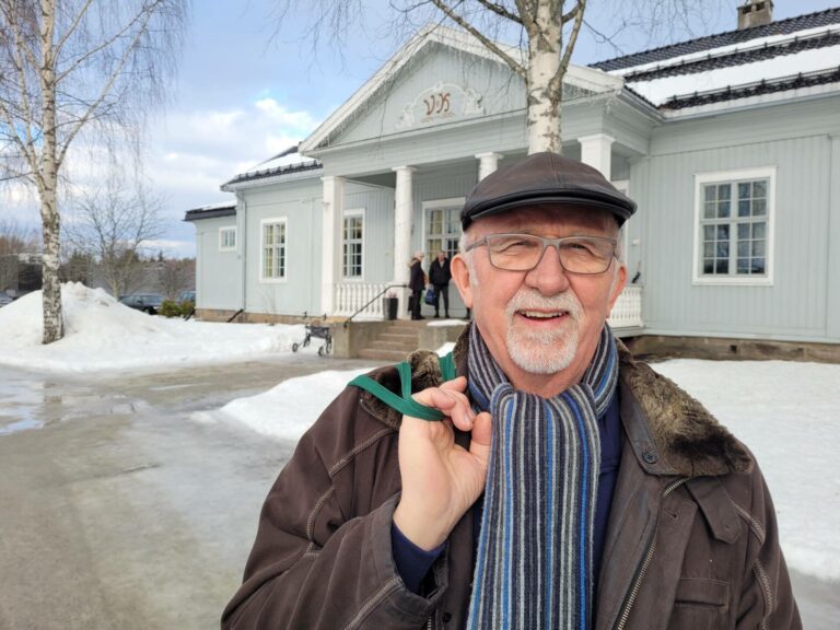 MÅ TRENE I KOMMUNELOKALET: Det nye aktivitetshuset er opptatt på dagtid, slik at pensjonistene må trene i Kommunelokalet. Dette er bare ett av flere eksempler Arne Thobru drar frem, som gjør at han mener Våler kommune driver med aldersdiskriminering.