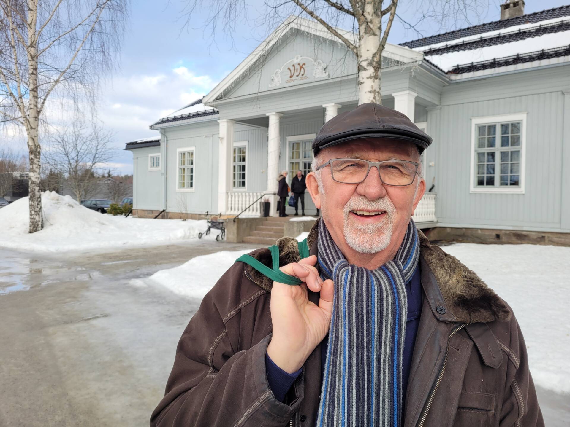 MÅ TRENE I KOMMUNELOKALET: Det nye aktivitetshuset er opptatt på dagtid, slik at pensjonistene må trene i Kommunelokalet. Dette er bare ett av flere eksempler Arne Thobru drar frem, som gjør at han mener Våler kommune driver med aldersdiskriminering.