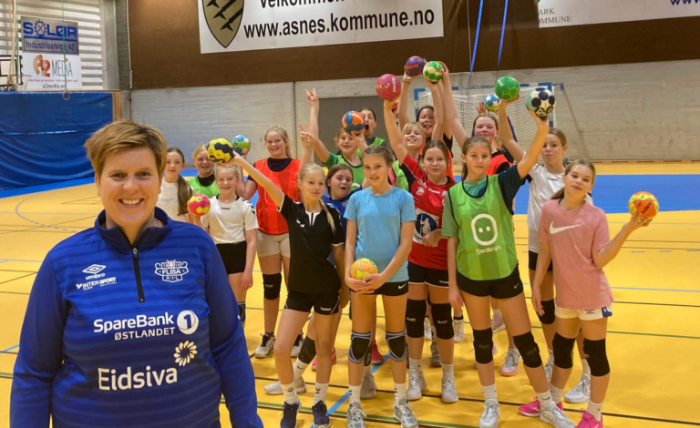 FÅR SVENSKEBESØK: Flisa J12 møter Torsby sitt J12 lag til landskamp i Åsneshallen lørdag. Hanne Briskerud vet at spillerne gleder seg, og håper mange også vil se kampen.