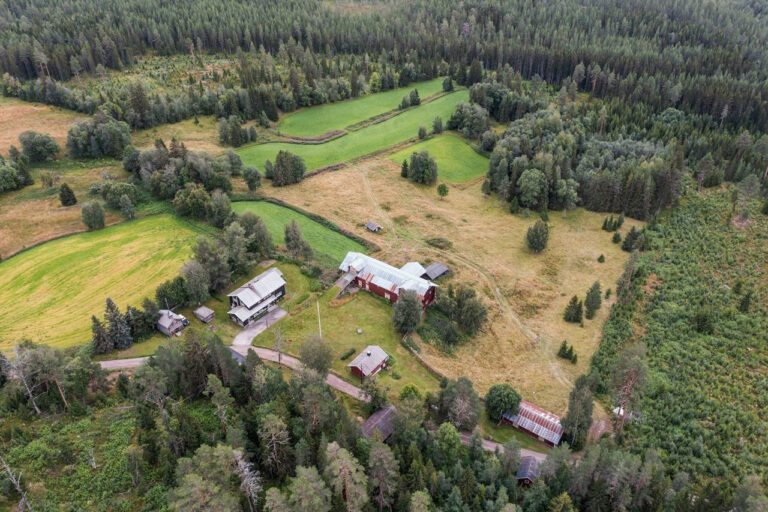SOLGT: Nedre Tenaasen er solgt for prisantydning på 60 millioner kroner. Ny eier er 28 år gamle Bent Erik Lynne fra Kirkenær.
