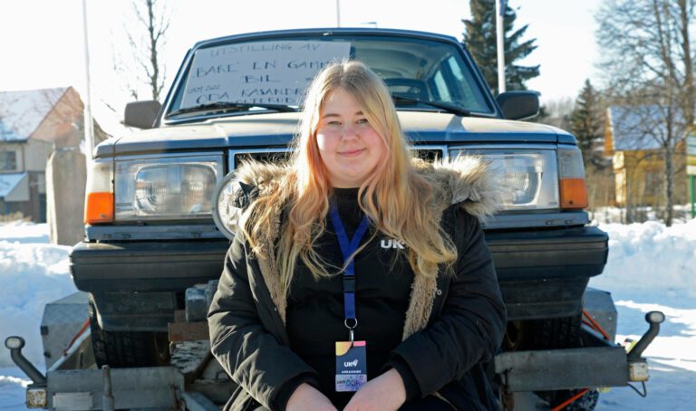 MED BIL: Oda Kasandra Holterud var én av to ungdommer som stilte ut bil under årets UKM på Flisa. Foto: Okke Bloem.
