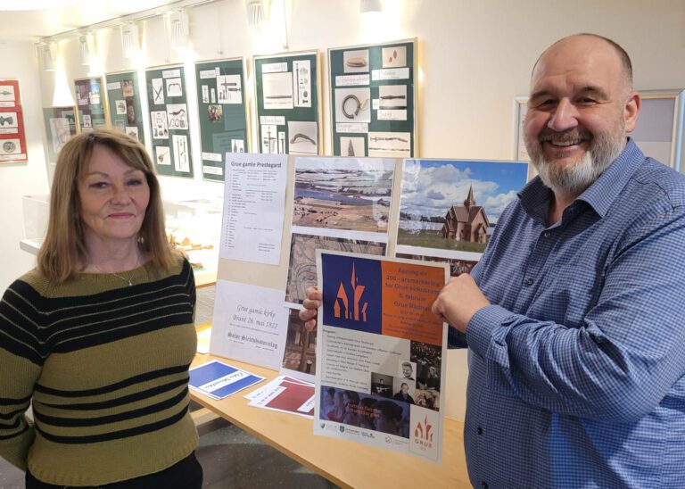 PANGSTART: Lørdagens markering av kirkebrannen i Grue er snart utsolgt. Anne Berit Gullikstad og ordfører Rune Grenberg er fornøyde med at interessen rundt historien er så stor.