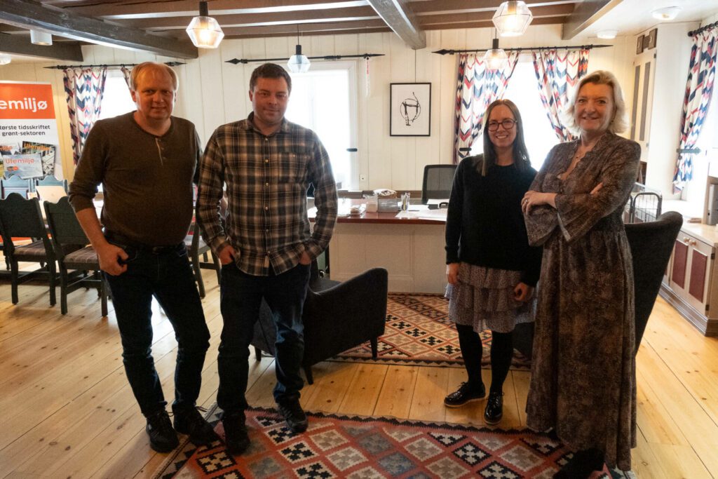 SKAL SAMARBEIDE: Salgsfabrikken og iSolør.no har inngått en samarbeidsavtale om annonsesalg. Fra venstre Odd Erland Dalen, Bjørn-Martin Brandett, Julie Morønning Lunder og Wenche Huser Sund. Foto: Daniel Westre Hansen, Salgsfabrikken.