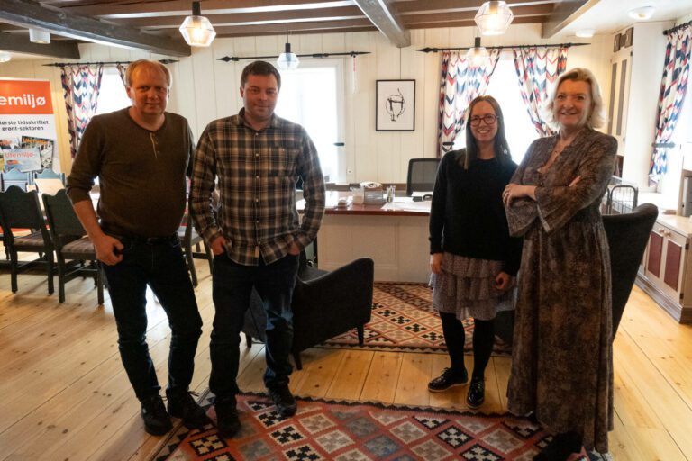 SKAL SAMARBEIDE: Salgsfabrikken og iSolør.no har inngått en samarbeidsavtale om annonsesalg. Fra venstre Odd Erland Dalen, Bjørn-Martin Brandett, Julie Morønning Lunder og Wenche Huser Sund. Foto: Daniel Westre Hansen, Salgsfabrikken.