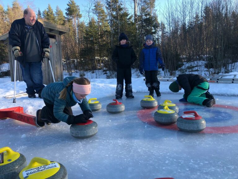 LØRDAGENS CURLINGMESTERSKAP: Lørdagen besto av skøytegåing, bålkos og curlingmesterskap. Mathilde Sandberg (7) (fra høyre), Ludvik Evenstad Korbøl (10), Sigurd Evenstad Korbøl (8) og Simon Amundsen (10). Foto: Adele Dragsnes