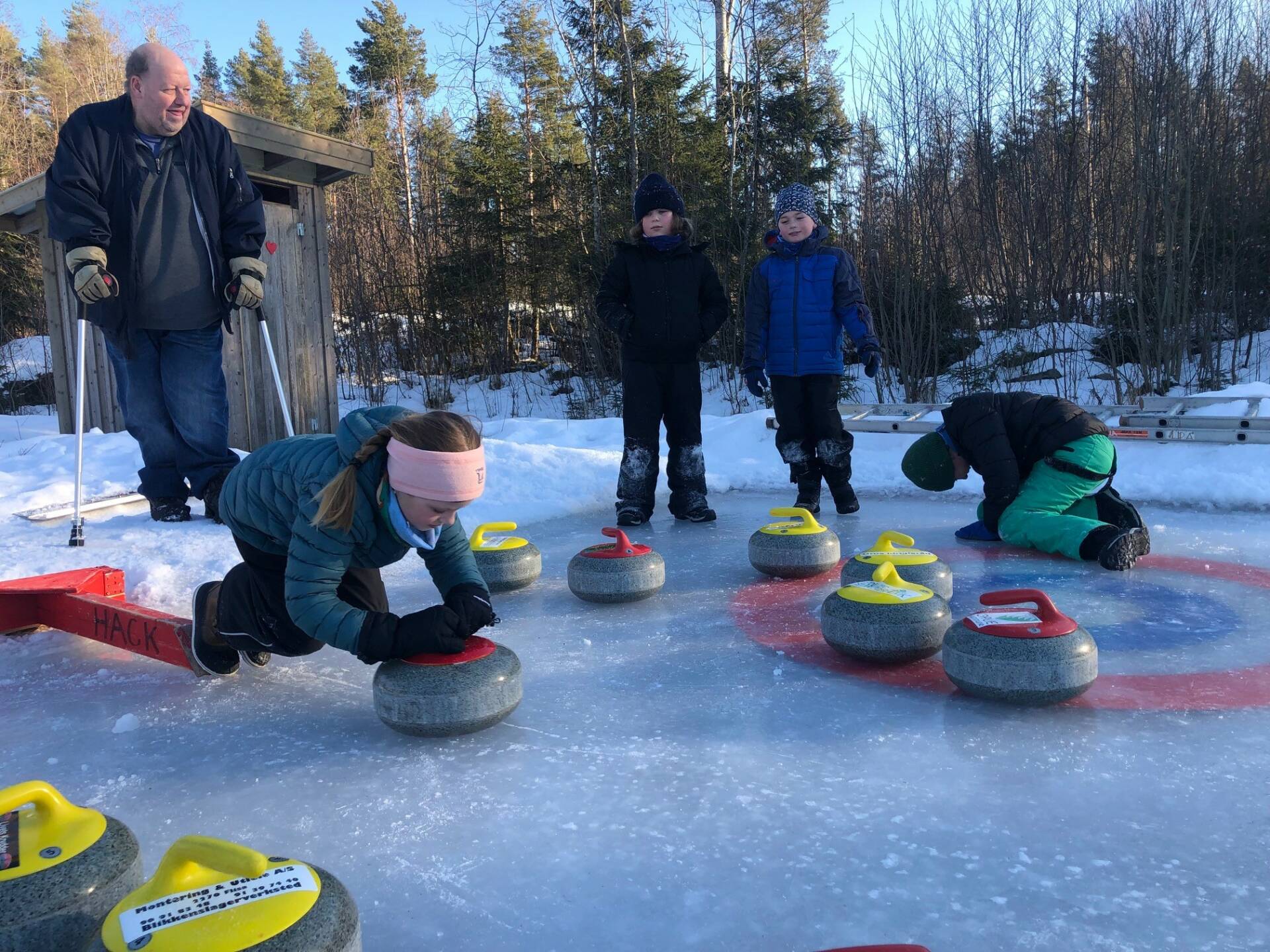 LØRDAGENS CURLINGMESTERSKAP: Lørdagen besto av skøytegåing, bålkos og curlingmesterskap. Mathilde Sandberg (7) (fra høyre), Ludvik Evenstad Korbøl (10), Sigurd Evenstad Korbøl (8) og Simon Amundsen (10). Foto: Adele Dragsnes