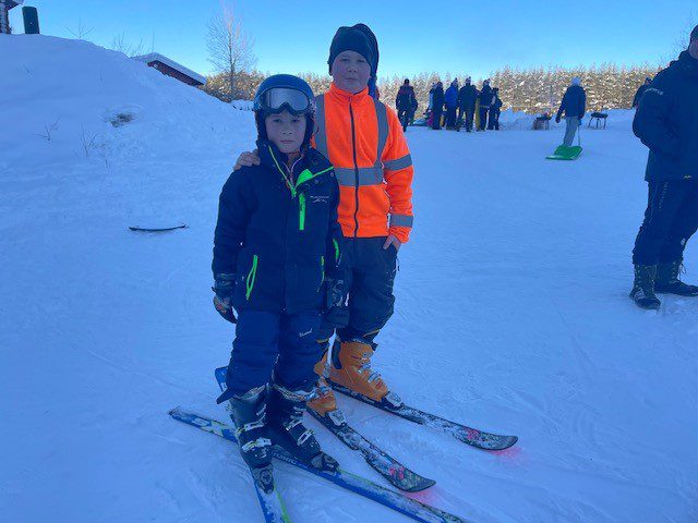 VELDIG GØY: Michael Miketa (8) og Daniel Miketa sto på slalåm denne lørdagen. I tillegg har Michael også testa hoppbakken. Foto: Adele Dragsnes.