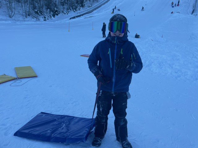 MINST 11 GANGER: Even Nilsen (12) forteller at han har minst akt ned bakken 11 ganger og at han synes det er skikkelig morsomt. Foto: Adele Dragsnes.