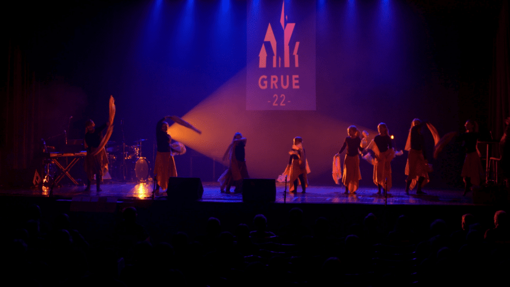 DANS OG MUSIKK: Flotte kulturinnslag gjennom hele kvelden i Grues rådhus. Foto: Svein Cato Framås.