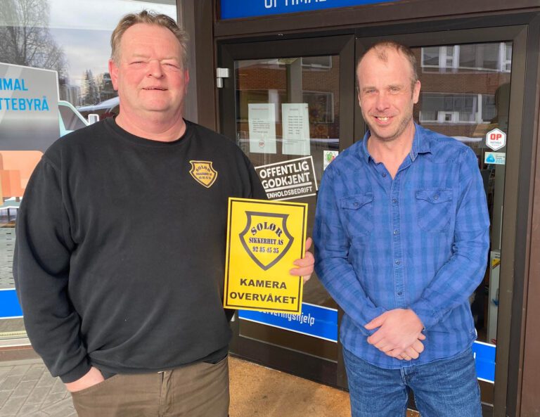SAMARBEIDER: Per Roger Berget i Solør Sikkerhet (til venstre) og Ingar Kristiansen i OP Security har inngått et nytt samarbeid. Det vil garantert gi flere arbeidsplasser. Foto: Mari Nyberget Amundrud.