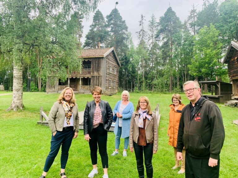 TRENGER FOLK: 26. mai er det premiere på Kjerkebrannspillet på Gruetunet. Her fra pressekonferansen da spillet ble annonsert første gang med Øivind Roos fra Teater i Glåmdal, Anita Goplen og Anne Berit Gullikstad i Grue kommune, Åse Lukerstuen i Teater i Glåmdal, Anika Goplen i Teaterforeningen i Grue og banksjef i Solør, Annica Sørlundsengen i Sparebank1 Østlandet. Arkivfoto: Liv Rønnaug B. Lilleåsen.