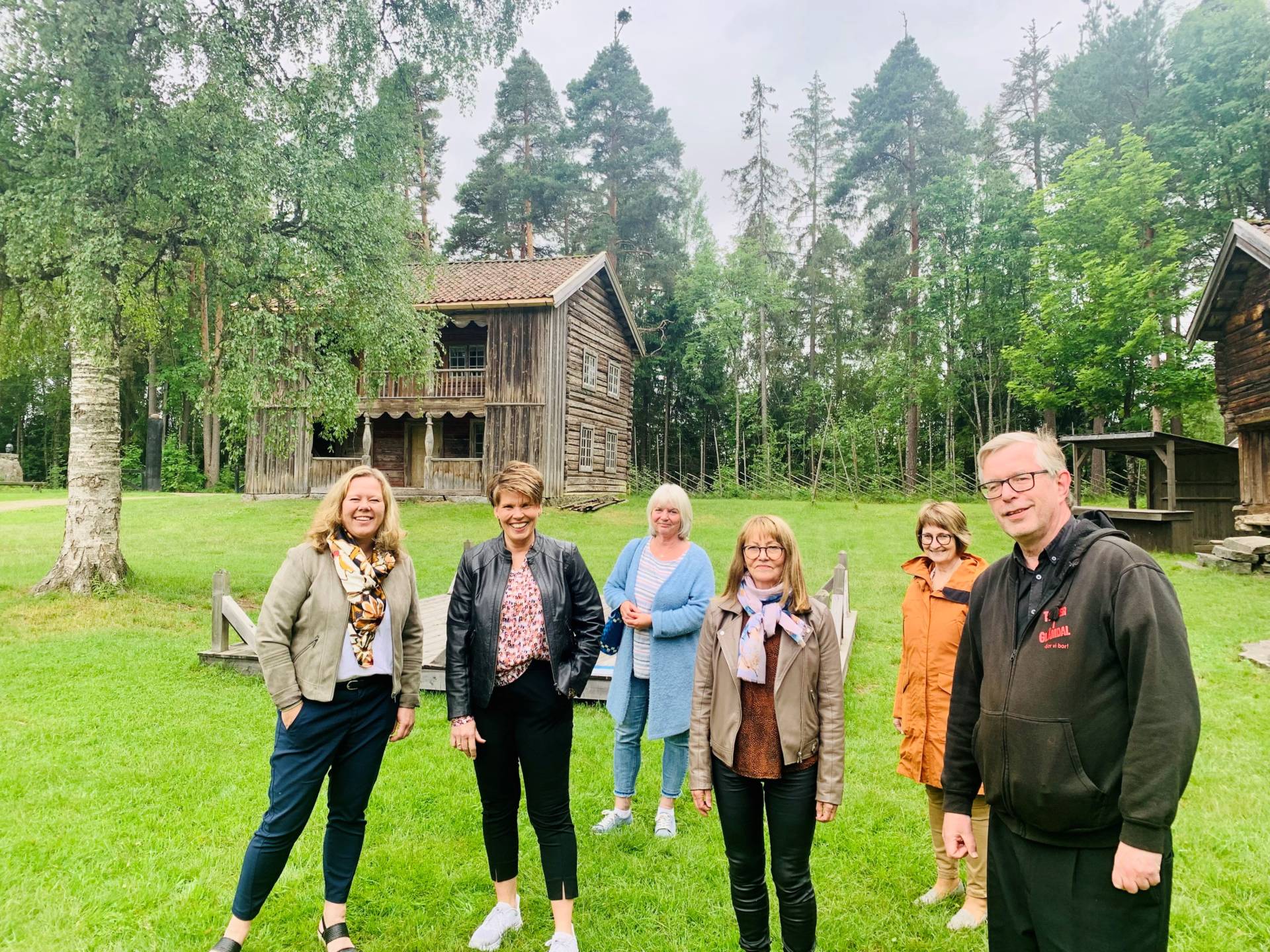 TRENGER FOLK: 26. mai er det premiere på Kjerkebrannspillet på Gruetunet. Her fra pressekonferansen da spillet ble annonsert første gang med Øivind Roos fra Teater i Glåmdal, Anita Goplen og Anne Berit Gullikstad i Grue kommune, Åse Lukerstuen i Teater i Glåmdal, Anika Goplen i Teaterforeningen i Grue og banksjef i Solør, Annica Sørlundsengen i Sparebank1 Østlandet. Arkivfoto: Liv Rønnaug B. Lilleåsen.