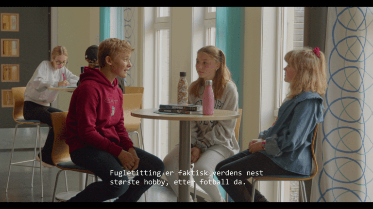 MANGE MEDVIRKENDE: Alle grunnskoleelevene i Åsnes medvirker i musikalfilmen «Feilsitert», mens noen naturlig nok har større roller enn andre.