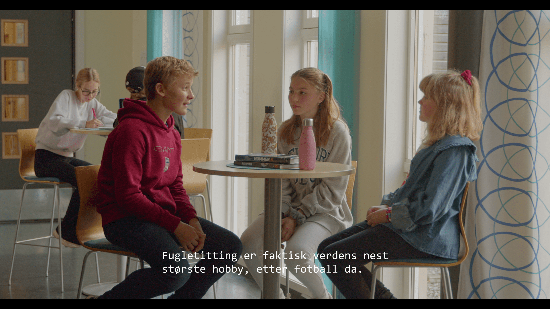 MANGE MEDVIRKENDE: Alle grunnskoleelevene i Åsnes medvirker i musikalfilmen «Feilsitert», mens noen naturlig nok har større roller enn andre.