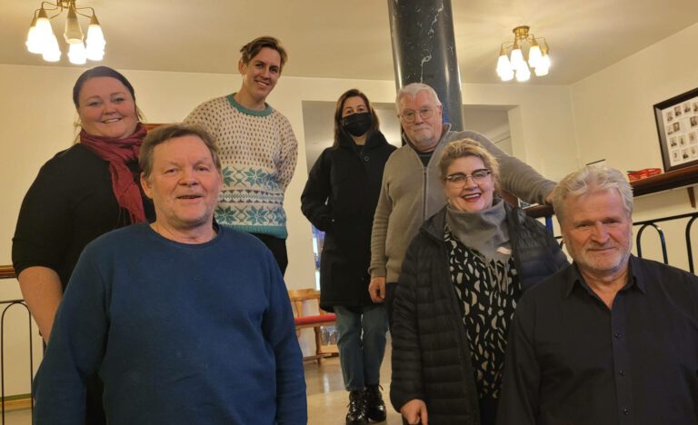 BEHANDLES MANDAG: Politikerne i Åsne skal ta stilling til skisseprosjektet for nye Åsnes barneskole mandag kveld. Ordføre Kari Heggelund (fra venstre, Sp), Frank Bjørneseth (Ap), Kristian Botten Pedersen (V), Tonje Lillemo (H), Rune Sørlie (Uavhengig), Lise Tyskeberg (Ap) og John Oppi (Ap) vil garantert stemme for prosjektet.