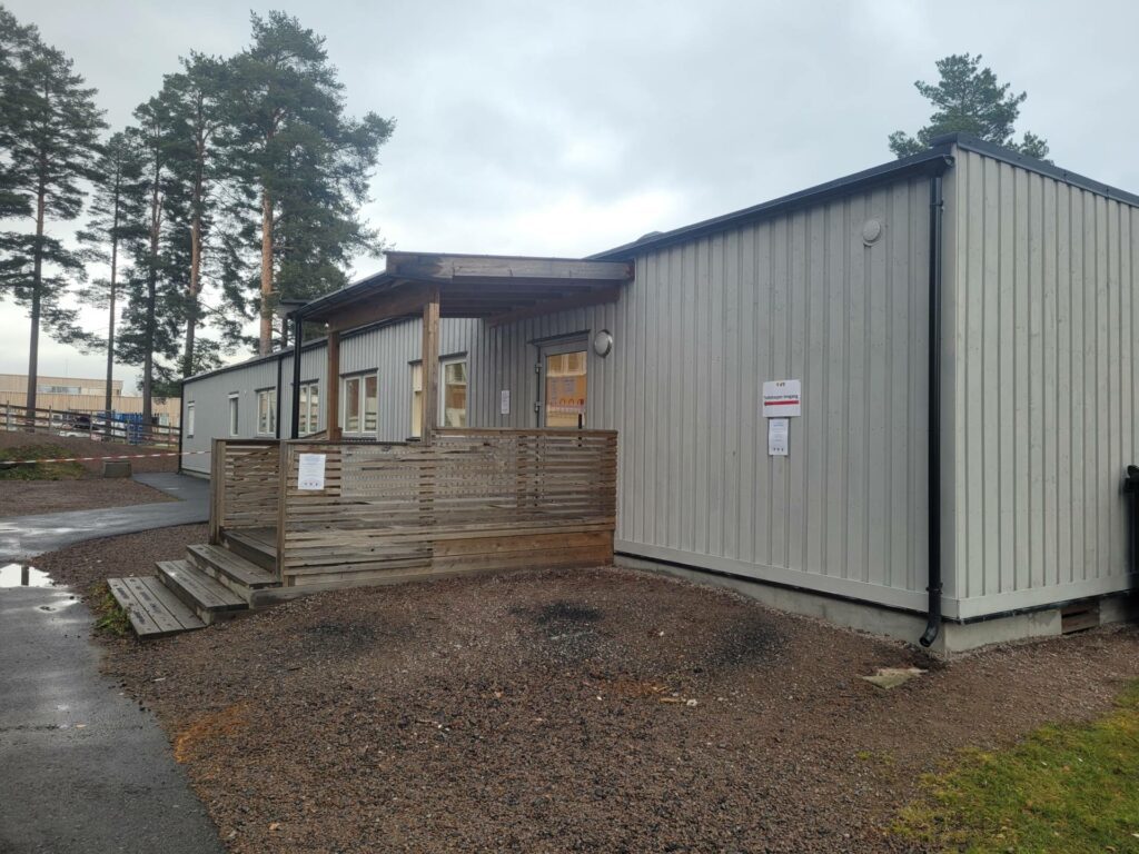 OVER OG UT: Det er ikke få innbyggere som har stått i testkø her ved Vålbyen skole. Nå avvikles både teststasjonen og den lokale koronatelefonen.
