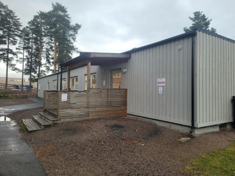 OVER OG UT: Det er ikke få innbyggere som har stått i testkø her ved Vålbyen skole. Nå avvikles både teststasjonen og den lokale koronatelefonen.