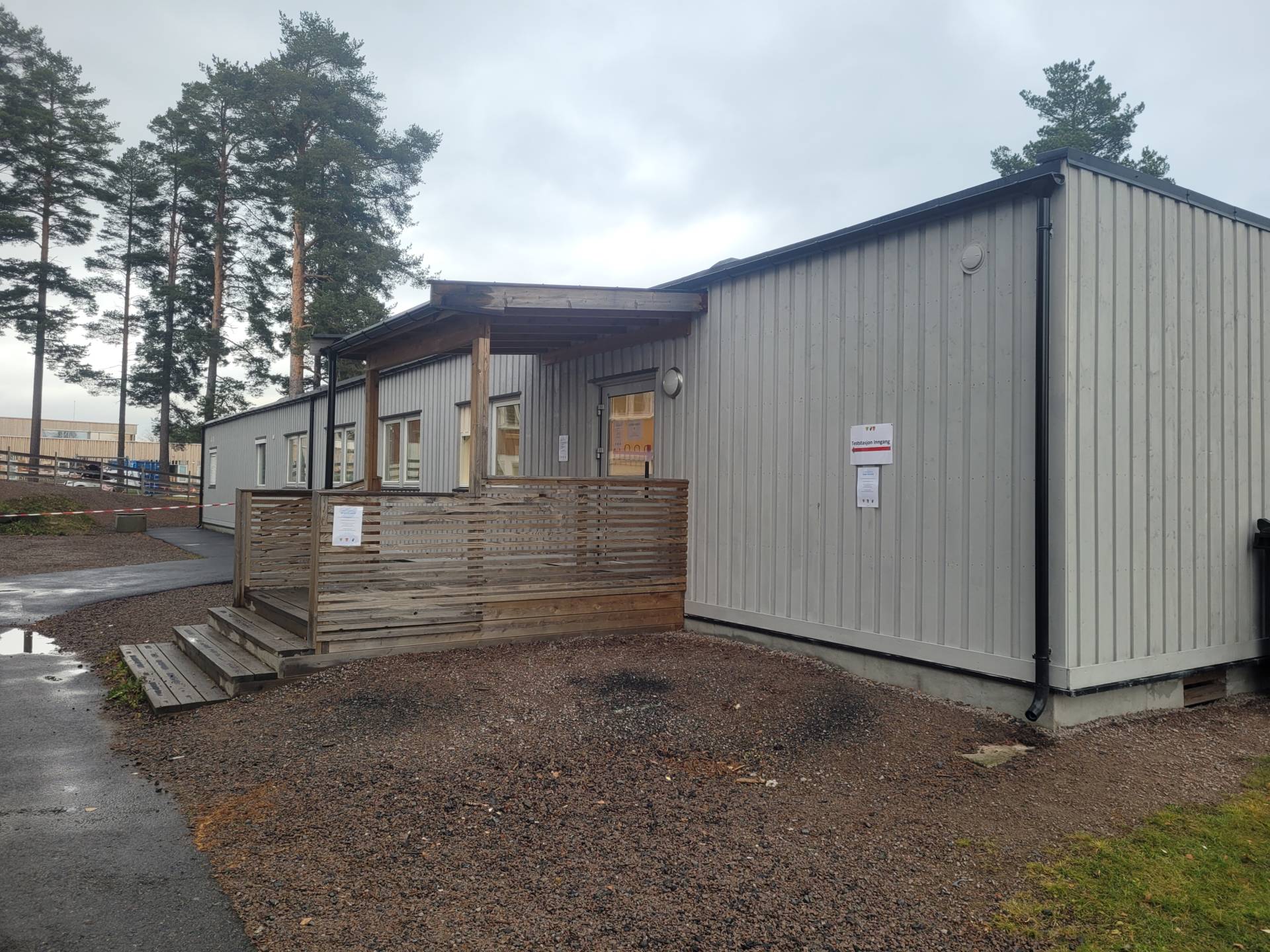 OVER OG UT: Det er ikke få innbyggere som har stått i testkø her ved Vålbyen skole. Nå avvikles både teststasjonen og den lokale koronatelefonen.