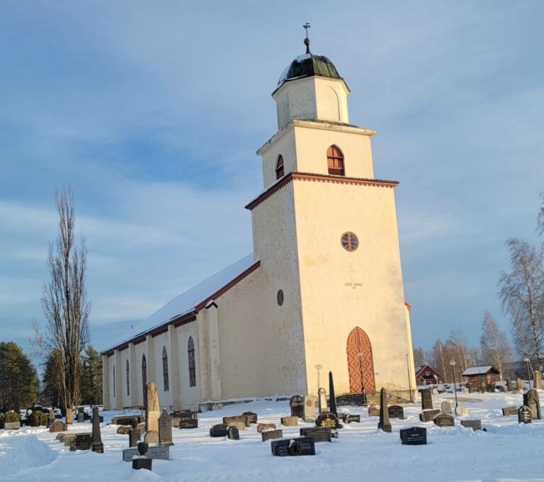 ÅPNER KIRKA: Tirsdag formiddag ble Grue kirke åpnet for dem som vil snakke med noen, eller søke trøst, etter den alvorlige voldshendelsen som endte med et drap i Grue natt til tirsdag.