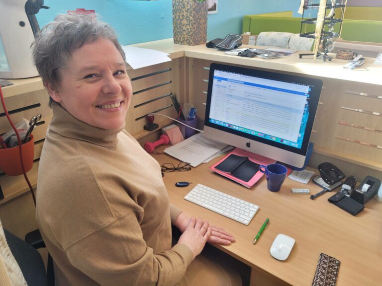 KOM I GANG: Karen Banggren ved Grue Frivilligsentral håper mange seniorer blir med på Seniornett Café. Oppstart er torsdag 10. mars.