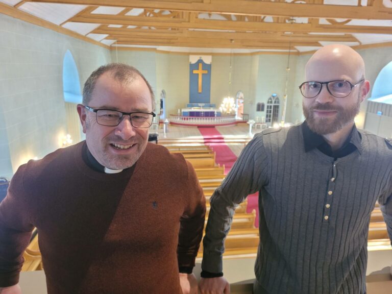 HÅPER MANGE KOMMER: Sogneprest Morten Stensberg (til venstre) og Kim André Lindberget håper på fullsatt kirke når de søndag arrangerer solidaritetskonsert for Ukraina i Grue kirke.