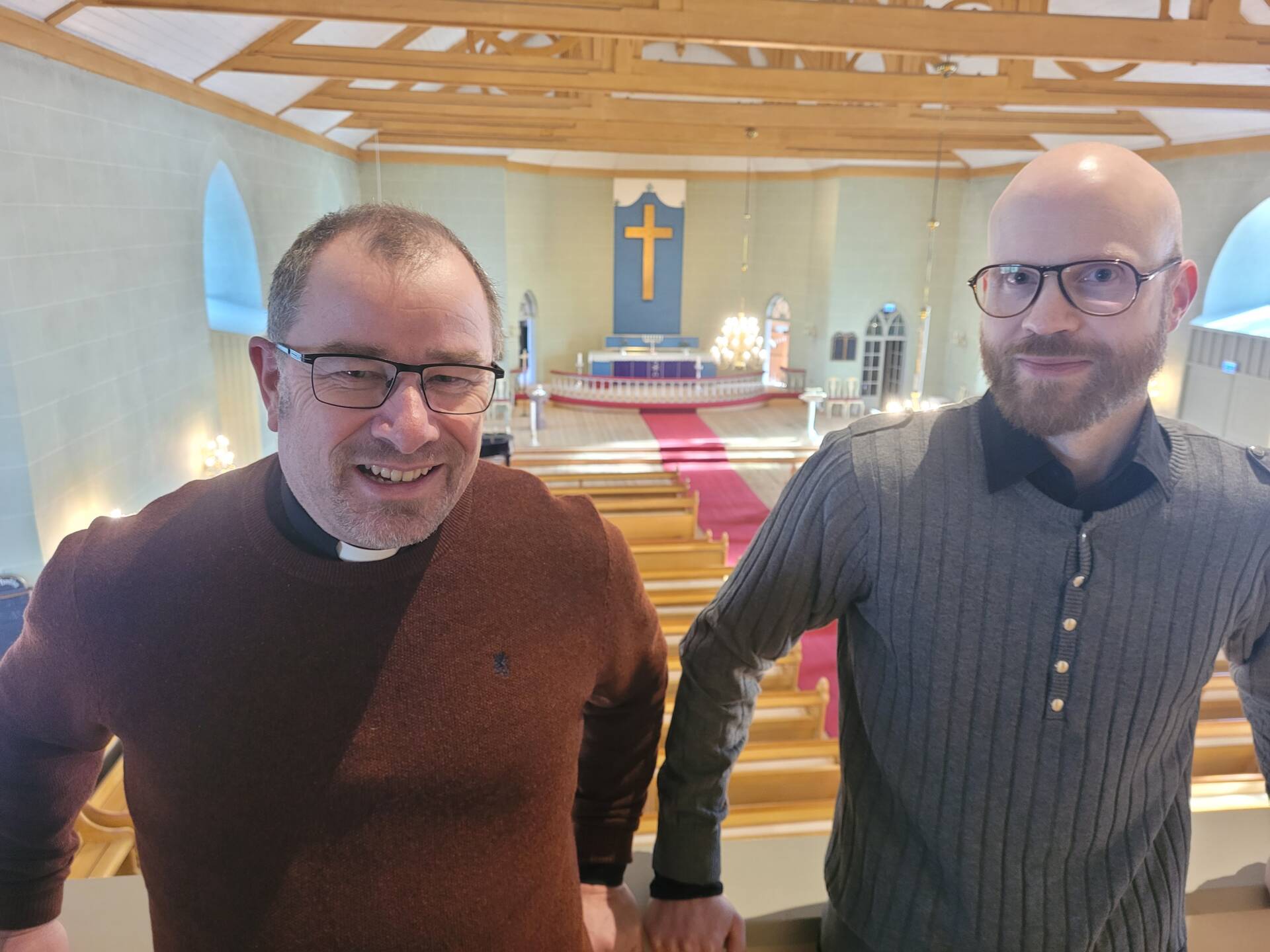 HÅPER MANGE KOMMER: Sogneprest Morten Stensberg (til venstre) og Kim André Lindberget håper på fullsatt kirke når de søndag arrangerer solidaritetskonsert for Ukraina i Grue kirke.