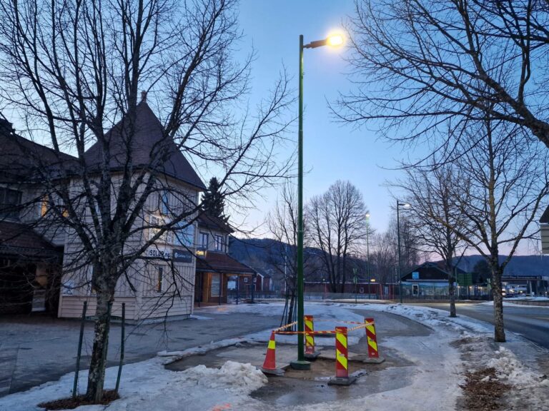 LYS I LAMPEN: Godt over ett år tok det før stolpen utenfor Extra på Flisa var byttet. Mandag klokka 18.30 lyste den igjen.