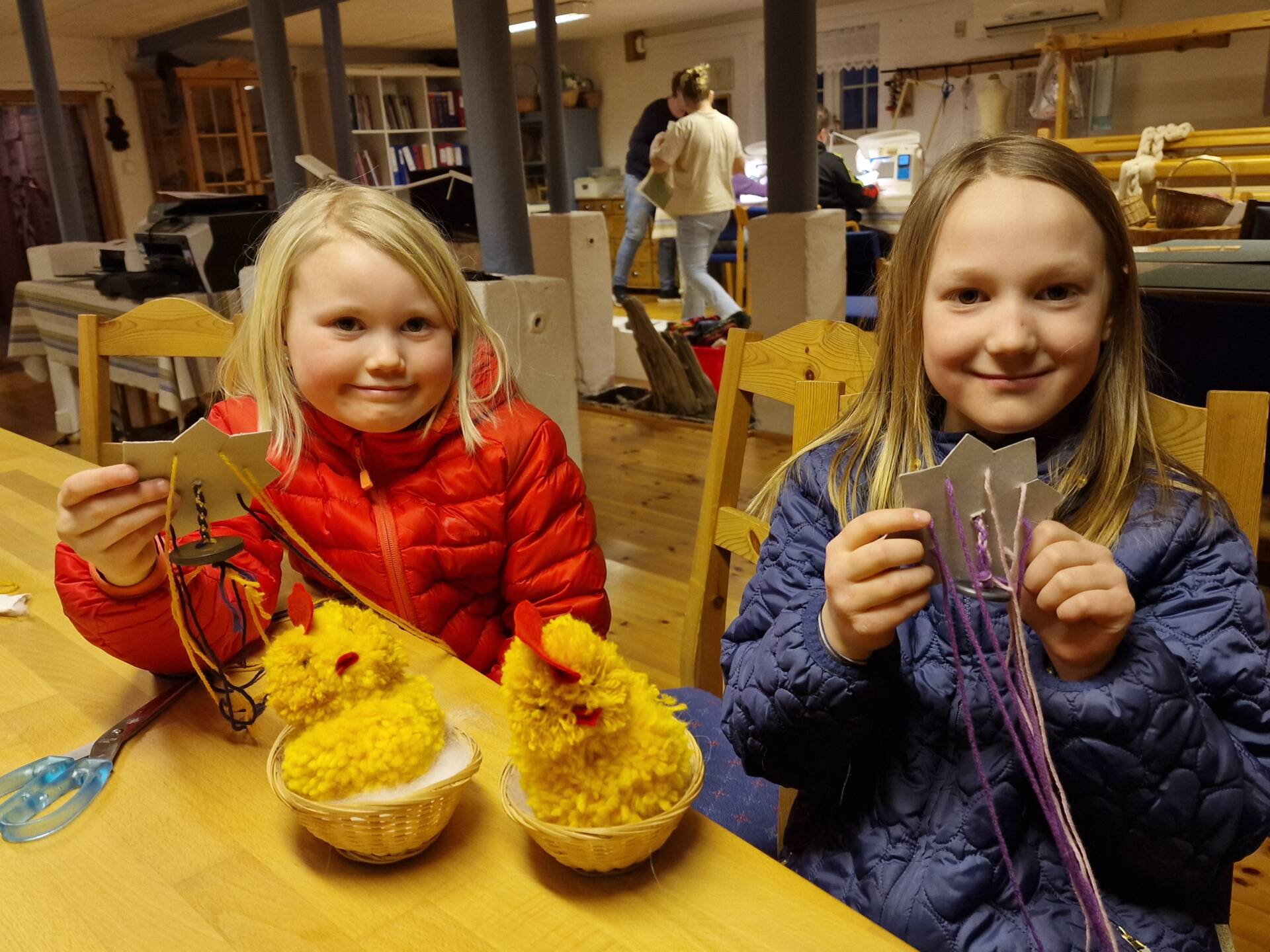 PÅSKEPYNTEN ER KLAR: Astrid Irene Øvergård Evensen (til venstre) og Ella Olastuen har blant annet laget påskepynt og vikingvev på Ung Husflid. Åsnes Husflidslag står bak opplegget i Grishuset ved Sønsterud gård.