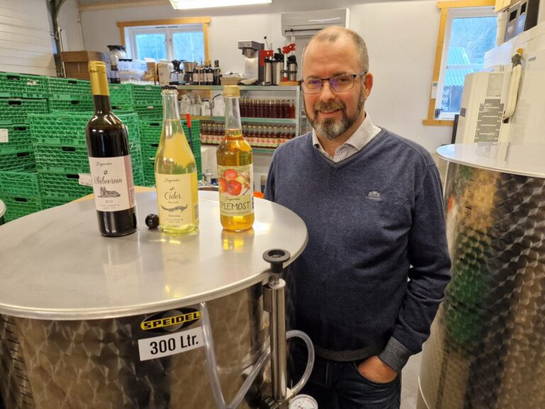 FIKK PRISER: Ole Albert Eig på Bugarden kunne reise hjem fra Oslo med fire utmerkelser etter HANENs konkurranse i norges beste eplemost, sider og fruktvin. Her fra produksjonsanlegget på Bugarden.