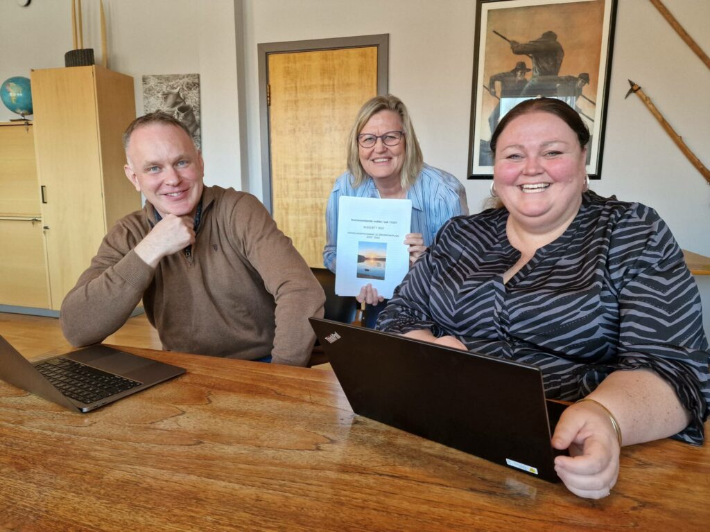 HAR GRUNN TIL Å SMILE: Kommunedirektør Otto Langmoen, økonomisjef Anita Utgaard Løvbæk og ordfører Kari Heggelund har all grunn til å være fornøyde med 2021-tallene. Åsnes kommune gikk nemlig med 20,6 millioner kroner i overskudd.