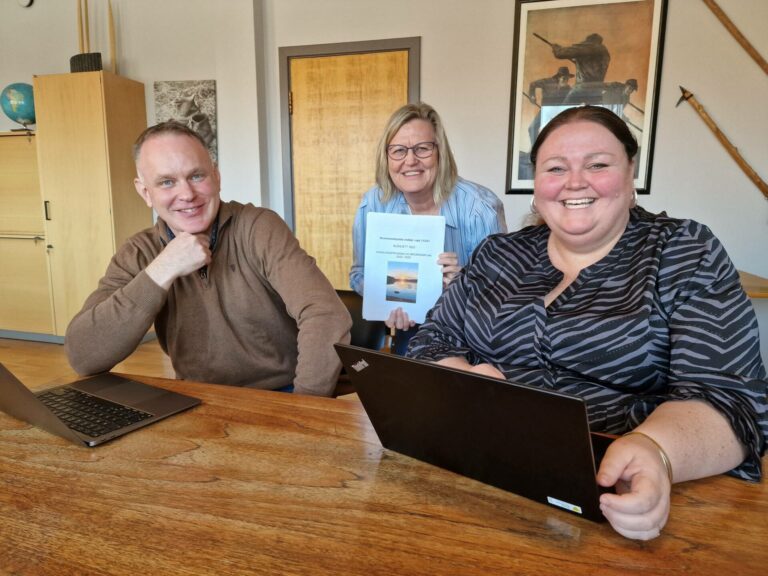 HAR GRUNN TIL Å SMILE: Kommunedirektør Otto Langmoen, økonomisjef Anita Utgaard Løvbæk og ordfører Kari Heggelund har all grunn til å være fornøyde med 2021-tallene. Åsnes kommune gikk nemlig med 20,6 millioner kroner i overskudd.