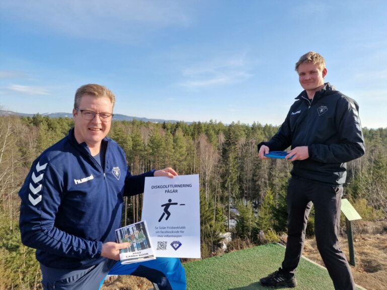 OVER TRETOPPENE: Discgolfbanen på Myrmoen starter ved Åsnes ungdomsskole, med utsikt over tretoppene. Tore Huuse Øwre (til venstre) og Sondre Skulstad i Solør Frisbeegolf gleder seg å vise frem banen til landets beste spillere.