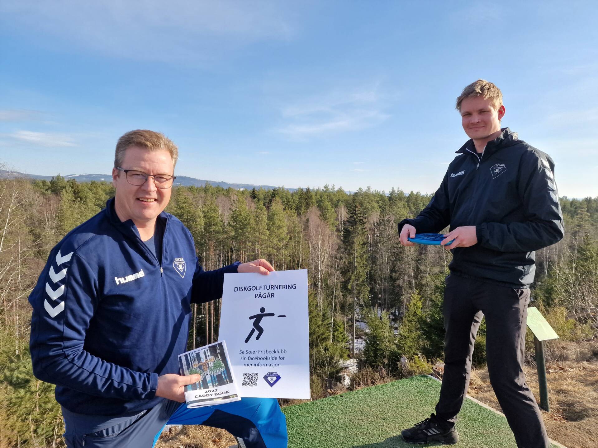 OVER TRETOPPENE: Discgolfbanen på Myrmoen starter ved Åsnes ungdomsskole, med utsikt over tretoppene. Tore Huuse Øwre (til venstre) og Sondre Skulstad i Solør Frisbeegolf gleder seg å vise frem banen til landets beste spillere.