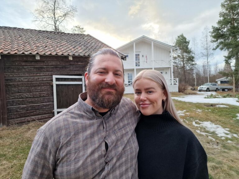 KOMMER PÅ TV: Eldan Naftly Nysveen og Lina Langerud Heikkilã har funnet drømmeplassen på Sønsterud. Snart blir paret å se i Sommerhytta på TV2.
