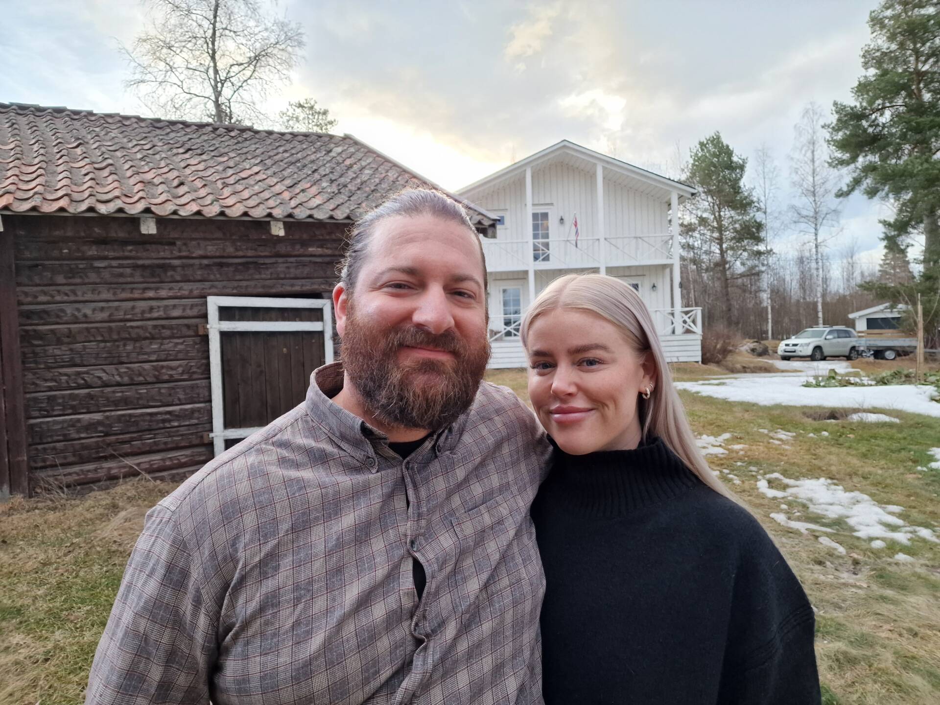 KOMMER PÅ TV: Eldan Naftly Nysveen og Lina Langerud Heikkilã har funnet drømmeplassen på Sønsterud. Snart blir paret å se i Sommerhytta på TV2.