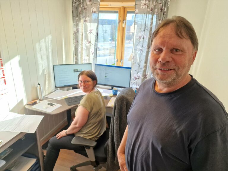HOLDER HJULA I GANG: Solør Transport & Spedisjon AS på Flisa koordinerer transportoppdrag i inn- og utland for en rekke transportører. Eva Endsjø og Knut Rismoen er bekymret over de skyhøye drivstoffprisene, som til slutt vil ramme sluttbrukeren.