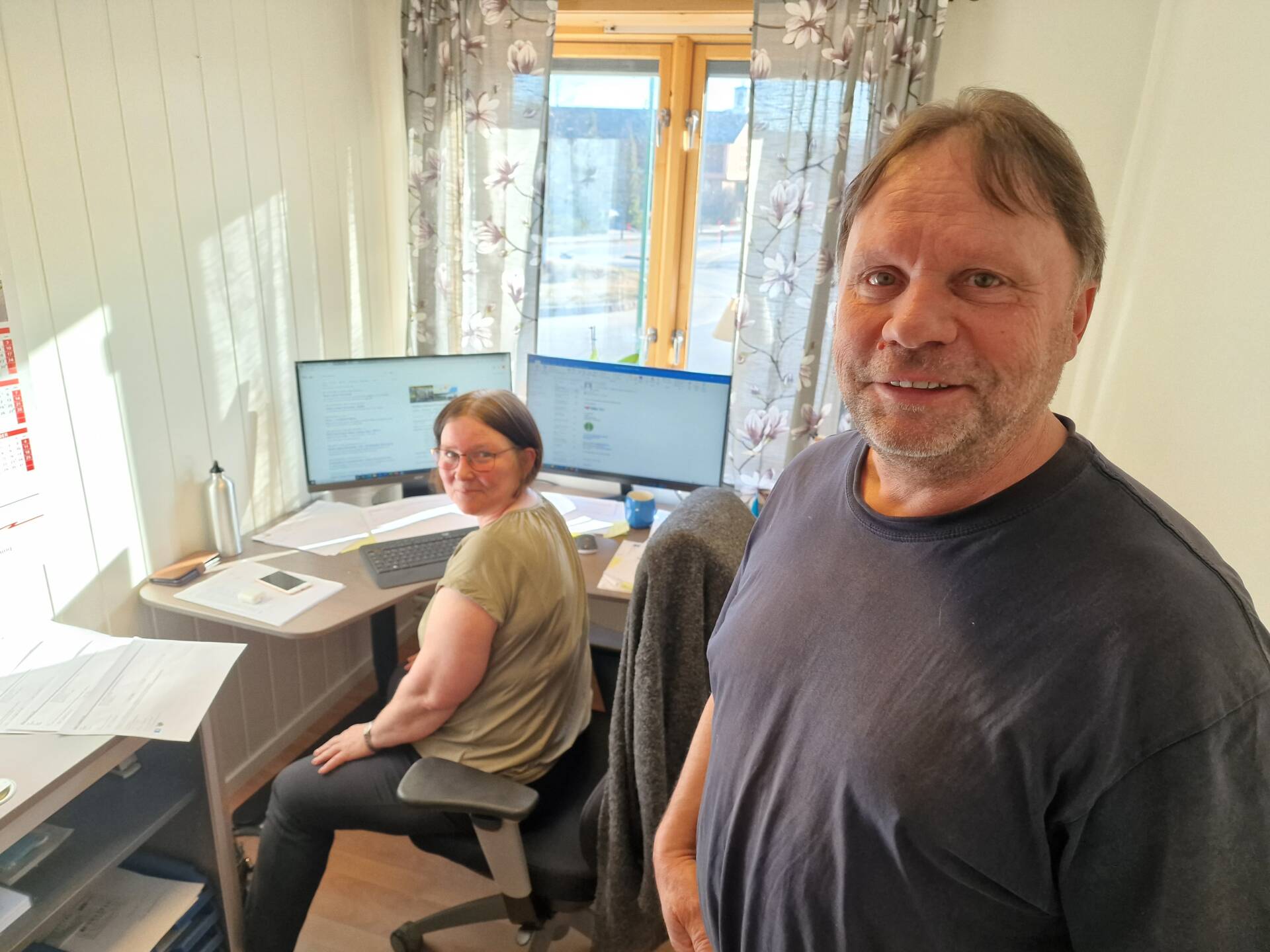 HOLDER HJULA I GANG: Solør Transport & Spedisjon AS på Flisa koordinerer transportoppdrag i inn- og utland for en rekke transportører. Eva Endsjø og Knut Rismoen er bekymret over de skyhøye drivstoffprisene, som til slutt vil ramme sluttbrukeren.