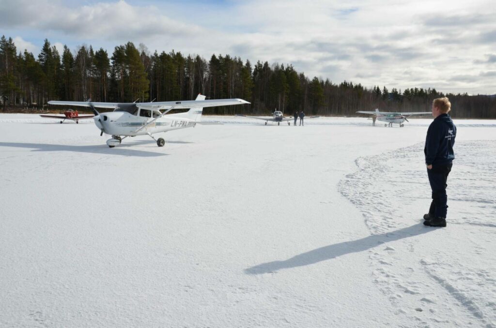 BLE STOPPET: I januar meldte Statens Naturoppsyn fra til Åsnes kommune om ulovlig motorferdsel på Vermundsjøen. Nå er dispensasjon gitt for alle helger frem til påske, slik at flyene kan lande igjen.