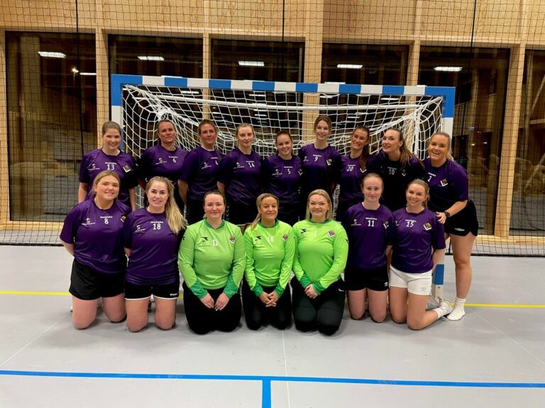 SPILLER I VÅLER: Våler Idrettsforening har fått eget damelag i håndball. Øverste rad fra vestre: Victoria Vinje, Line Therese Engebretsen, Line Kirkelund, Hanne Camilla Kokkin, Anna Elserud, Ida Østbye Skjæret, Pia la Cour Sollien, Emma Vestby-Kornstad, Kine Midtsundstad. Nederst rad fra vestre: Ine N Langkaas, Camilla Bækkevold, Linn Hege Sagen, Jenny Bjørneseth, Frida Saxerud, Anna Bjørneseth, Celine Andersen. Laget har flere spillere som ikke var med da bildet ble tatt.