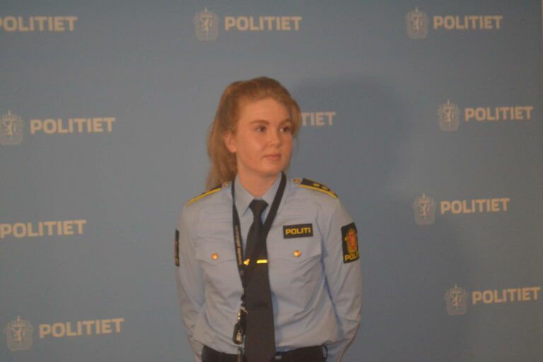 ORIENTERTE PRESSEN: Politiadvokat Anja Ruud orienterte pressen tirsdag formiddag om drapssaken i Namnå. Foto: Pål-Erik Berntsen.