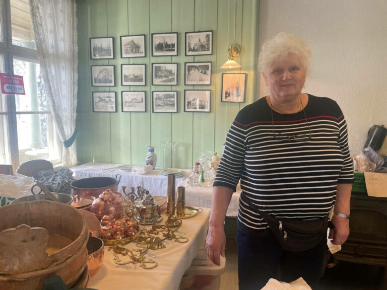 BRA SALG: Ragna Lysgård forteller at salget har vært bra, og det var ekstra bra på lørdag. Foto: Adele Dragsnes.