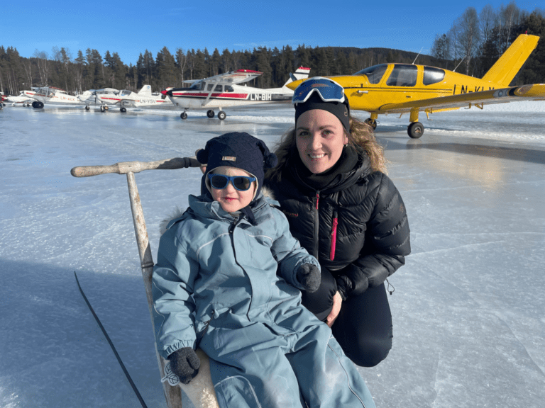 GØY Å SE PÅ FLY: Tina Bekkemoen og Kasper Tannberg (3) koste seg på isen denne søndagen. Foto: Adele Dragsnes